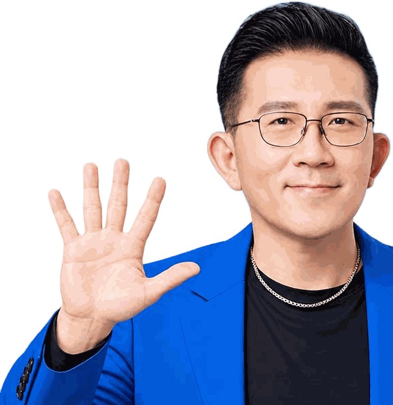 王俊文身穿寶藍色西裝外套，舉起右手比出 5